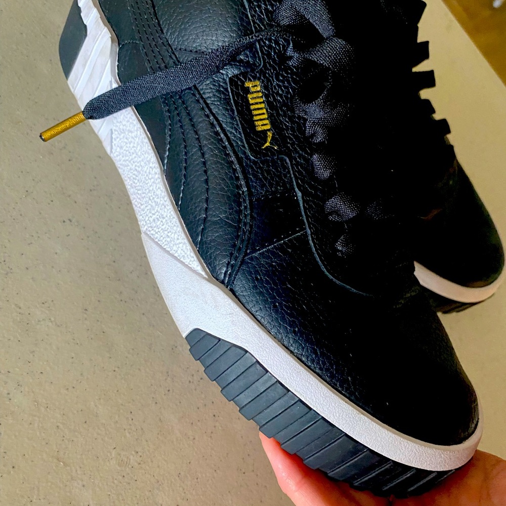 Women’s BLACK CARINA PUMA SNEAKERS. Worn twice. Great condition.